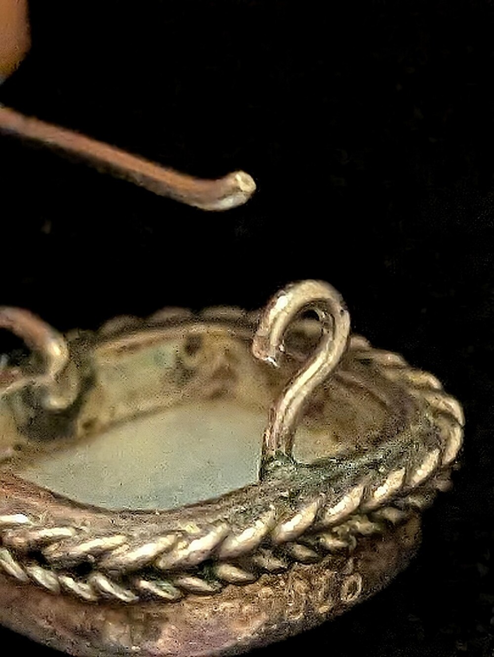 VINTAGE Mother of Pearl Dangle Earrings - Iridescent Shell - Picture 9 of 11